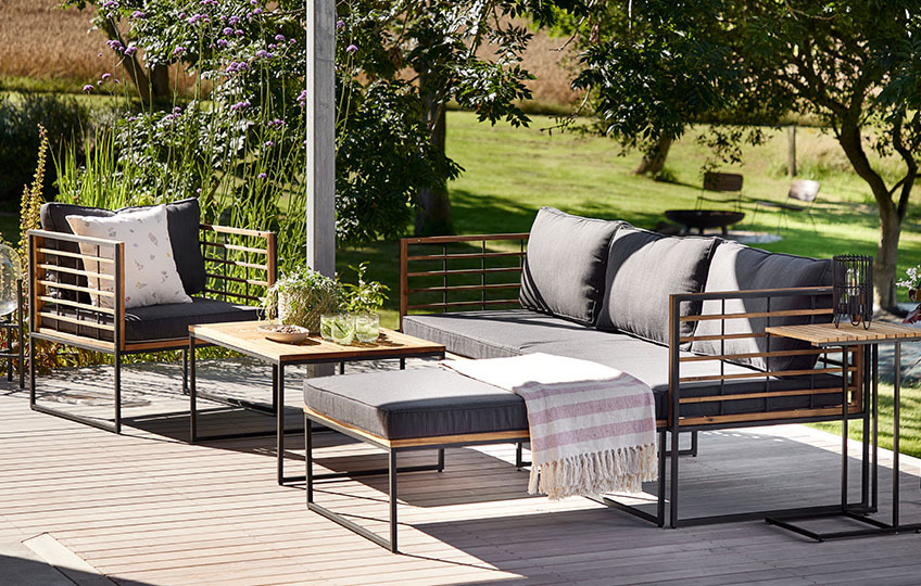 Vrtna lounge garnitura in vrtni lounge stol iz masivnega akacijevega lesa na terasi