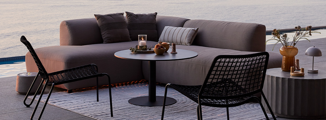 Vrtna lounge garnitura za vse vremenske razmere in vrtni lounge stoli na terasi  ob sončnem zahodu