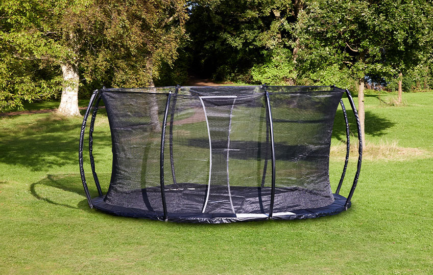 Vgradni trampolin z mrežo in oblazinjenim zunanjim robom