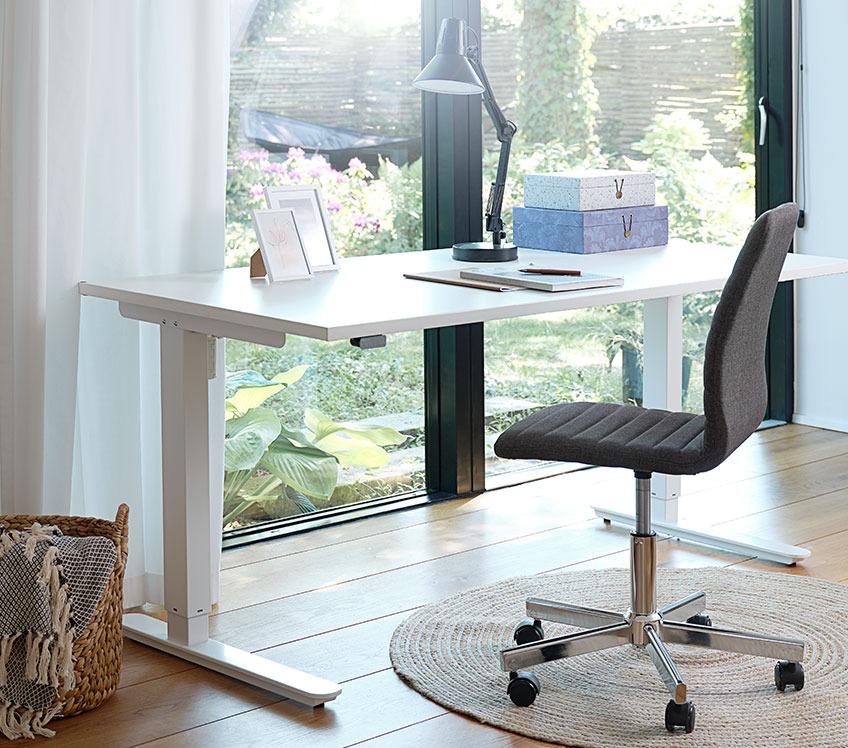 Pisalni stol iz tkanine ob pisalni mizi z nastavljivo višino