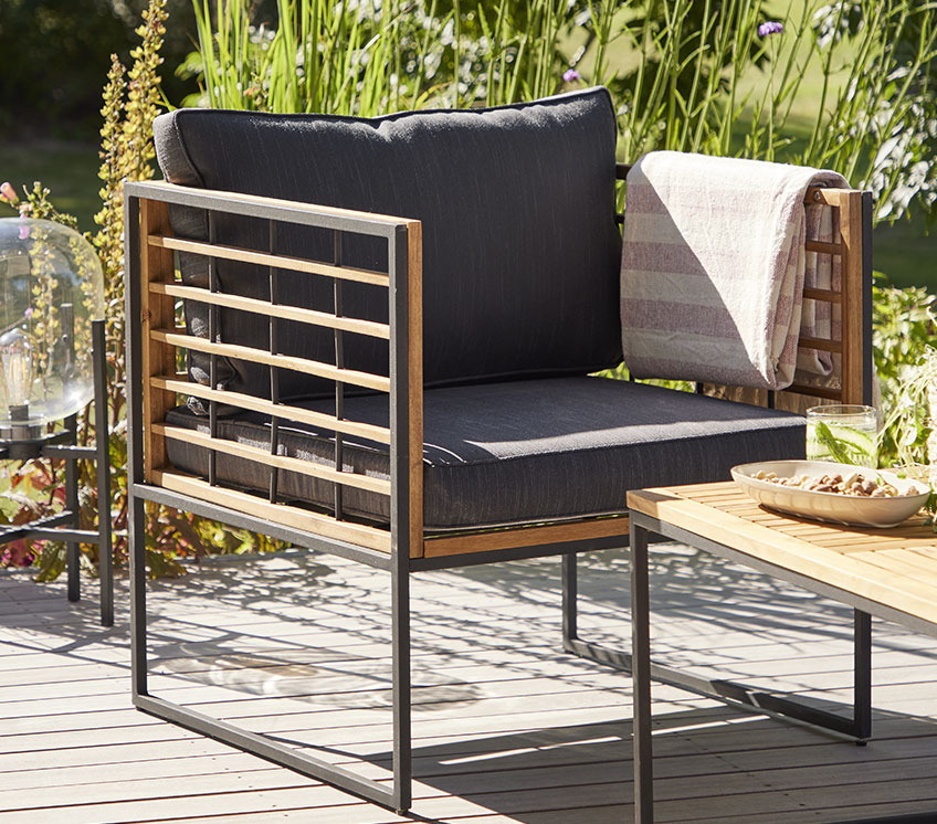 Vrtni lounge stol na sončni terasi