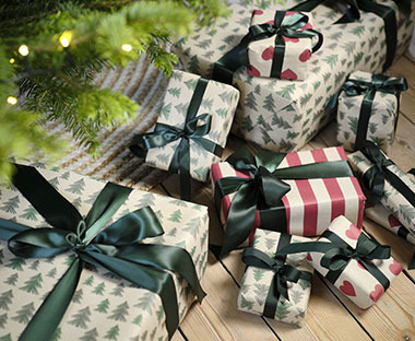 Čudovit darilni papir z novoletnimi in božičnimi motivi
