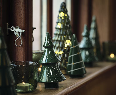 Okrasne smrekice oz. božična drevesa iz keramike v zeleni barvi