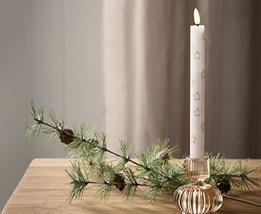 LED sveča na božični dekoraciji