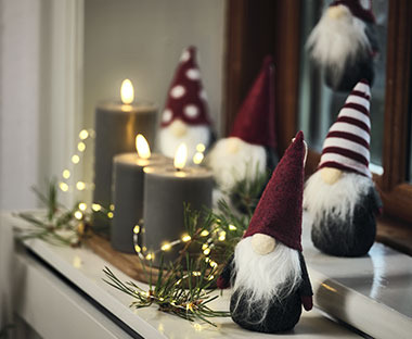 Božični škratki na okenski polici