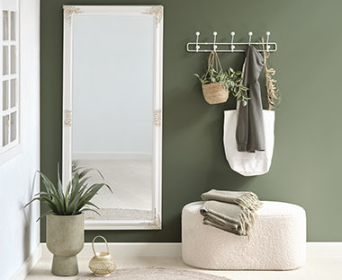 Tabure v umazano beli barvi v predsobi z ogledalom in obešalnikom