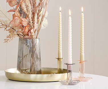 Sveče in svečniki ob vazi