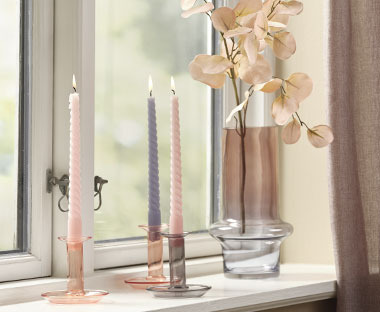Sveče v različnih barvah na svečniku