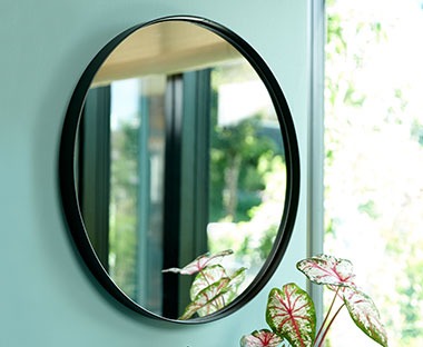 Okroglo ogledalo v dnevni sobi