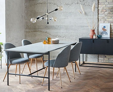 Moderna jedilna miza s stoli v sivi barvi