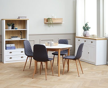 Raztegljiva okrogla miza in jedilniški stoli v sivi barvi z omaricama v belo-rjavi kombinacijiTRUP