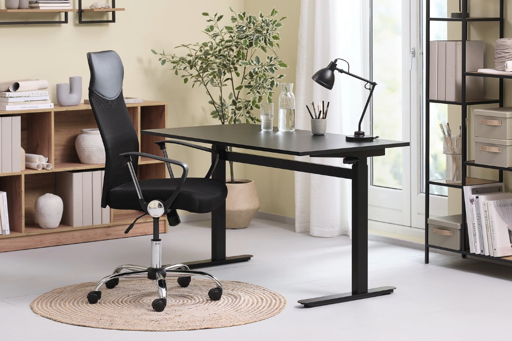 Pisarniški stoli in mize