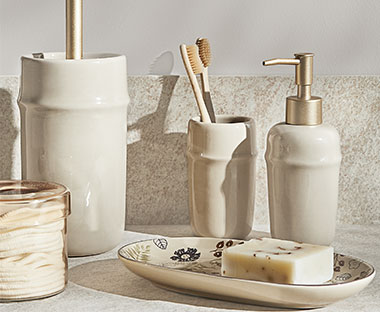 Kopalniški dodatki: dozirnik mila, WC ščetka in kozarček za zobne ščetke, keramični pladenj in zobna ščetka iz bambusa