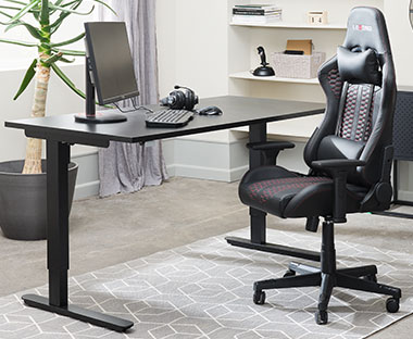 Pisarniški stol in pisalna miza s prilagodljivo višino za delo od doma