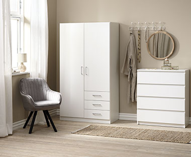 Predalnik in garderobna omara v beli barvi z naslanjačem
