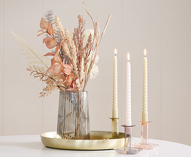 Sveče, svečniki, okrasni pladenj in umetne rože