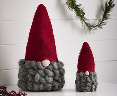 Škratek z rdečo kapo v sivi barvi kot božična dekoracija