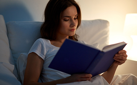 5 razlogov, zakaj je priporočljivo brati knjigo pred spanjem