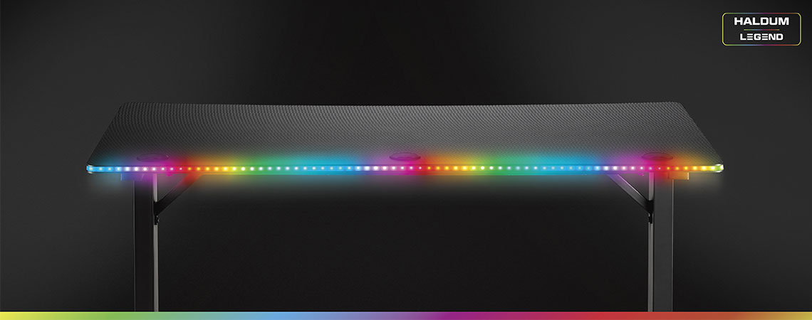 Črna računalniška miza, ki je prilagojena igranju igric, ima LED barvno osvetlitev