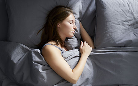 Kako v spalnici zmanjšati količino alergenov?