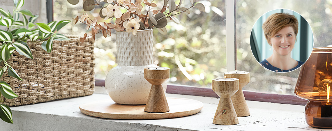 Čudovita bela vaza z vzorci in struktriranim vratom ter leseni svečniki s čajnimi svečkami