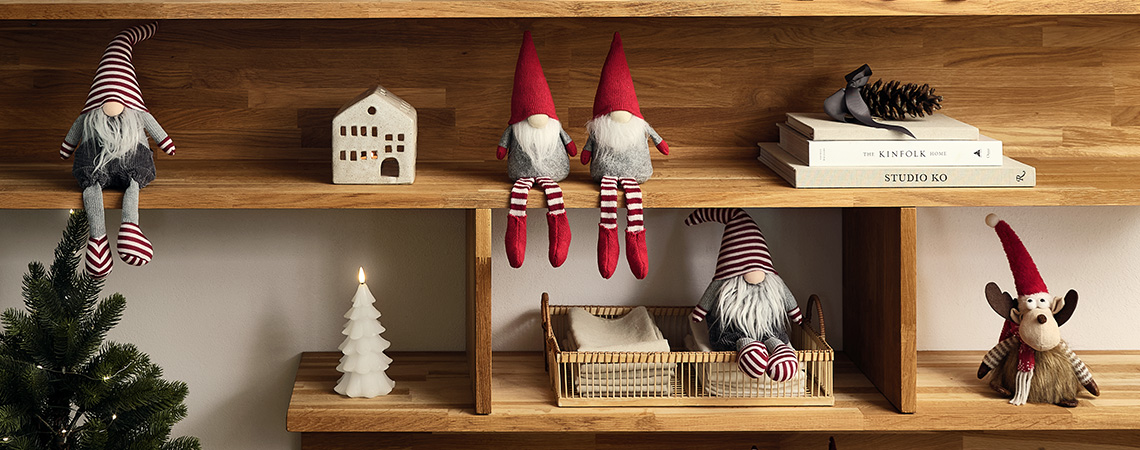 Božični škratki, palčki in božički na policah v dnevni sobi