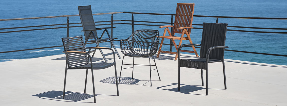 5 različnih vrtnih stolov na terasi s pogledom na morje