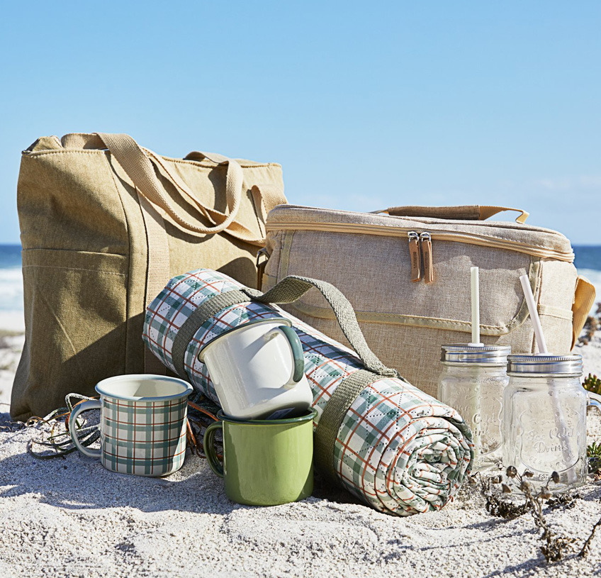 Hladilne torbe na plaži z odejo za piknike in kozarci