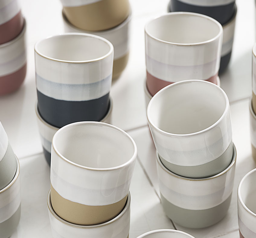Porcelanasta skodelica s trakovi različnih barvnih odtenkih