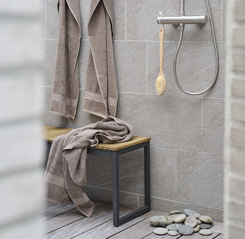 Kopalnica: klop, sive brisače in kopalna ščetka