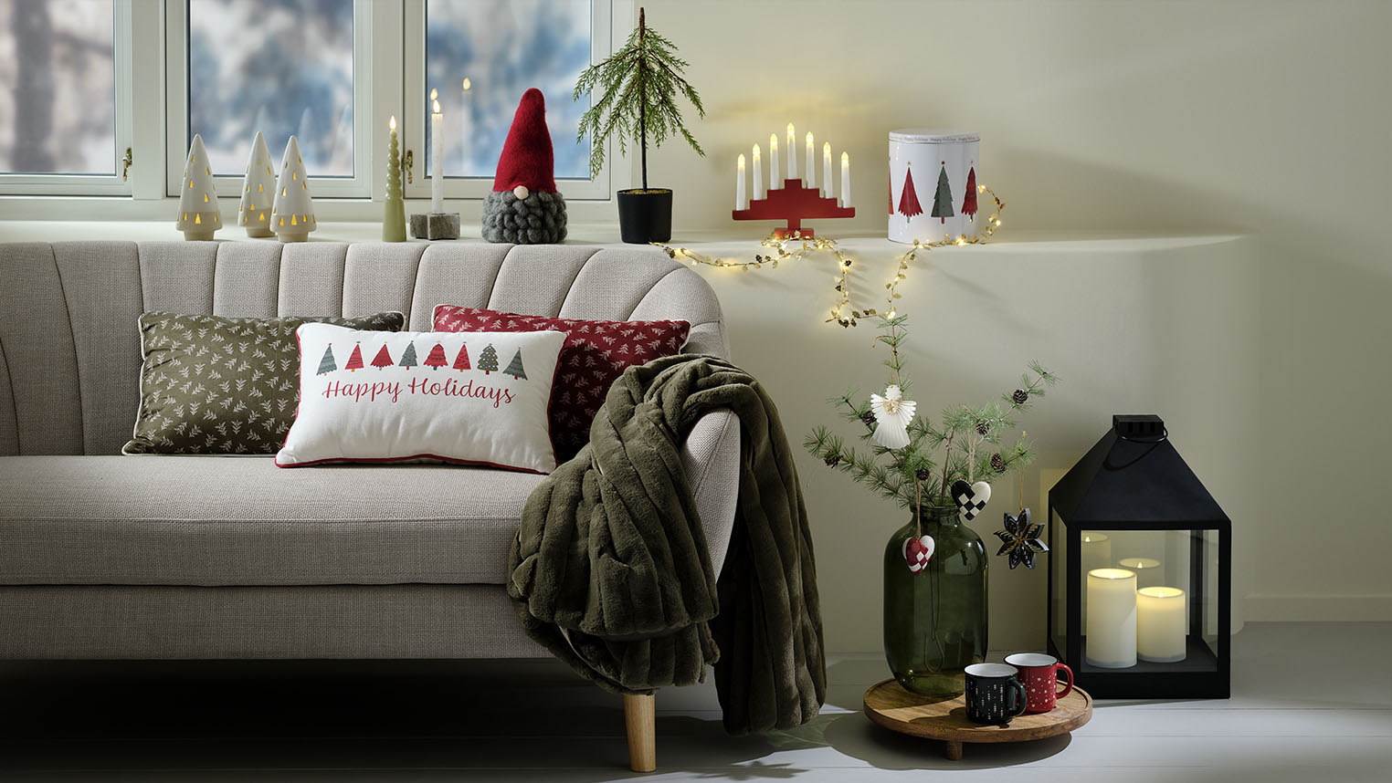 Prijetno okrašena dnevna soba s božičnimi dekoracijami v skandinavskem duhu