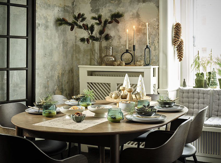 Praznično pogrnjena miza z lepimi prazničnimi dekoracijami