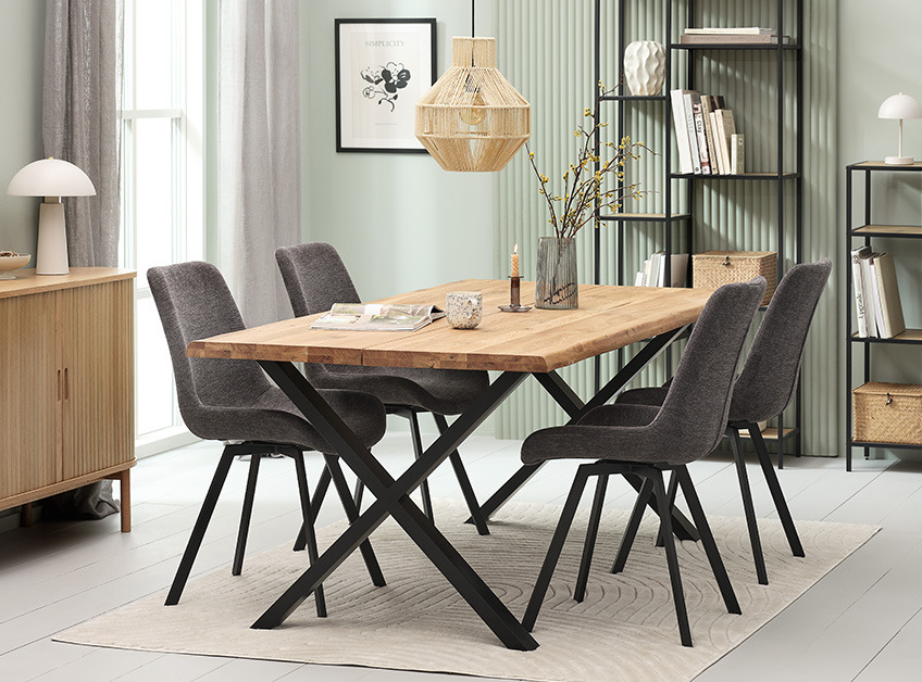 Udobni in vrtljivi jedilniški stoli ob veliki leseni mizi