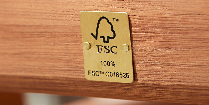 Kovinska oznaka FSC na lesenem vrtnem pohištvu