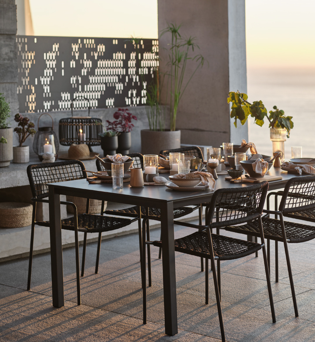 Vrtna miza z vrtnimi stoli v modernem stilu na terasi