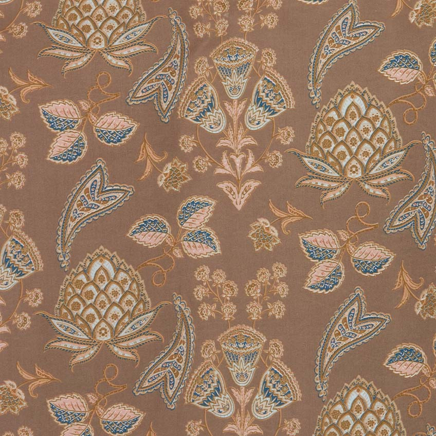Bližnji posnetek zemeljske barvne palete posteljnine z vzorcem paisley