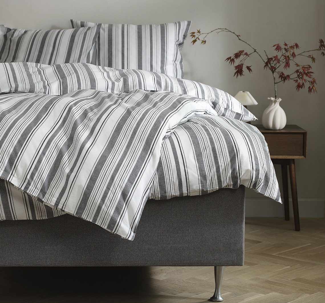 Posteljnina IDA je iz 100 % bombaža s certifikatom OEKO-TEX® STANDARD 100, Better Cotton. Črtasta posteljnina