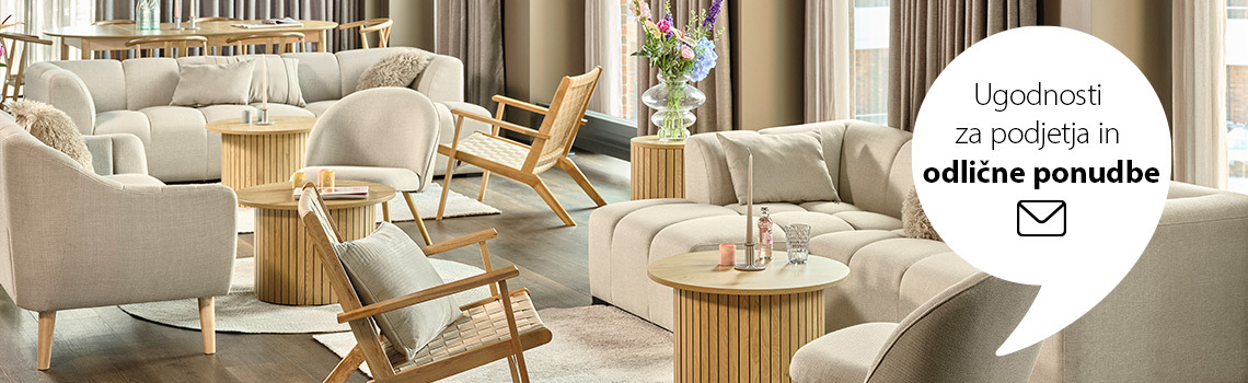 Avla in lounge prostor z zofami ALLESE ter stoli THORUP in VADEHAVET.