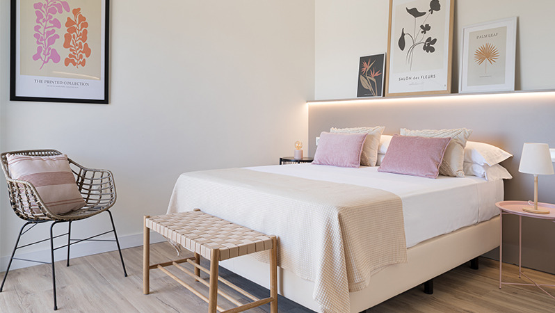 Hotelska soba, polna barv in svetlobe, opremljena in okrašena z izdelki JYSK
