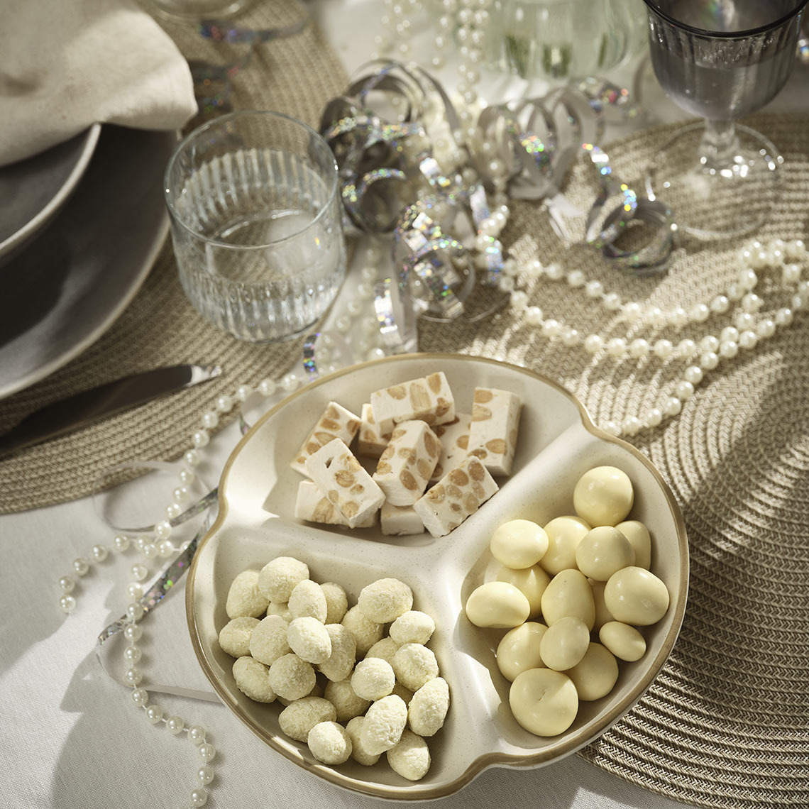 Bel servirni krožnik s prigrizki