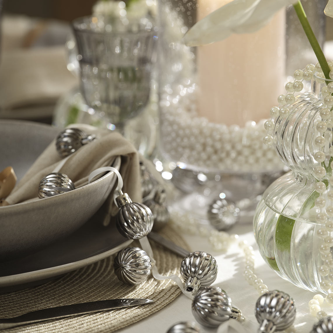 Novletne bunkice na vrvici  na jedilni mizi