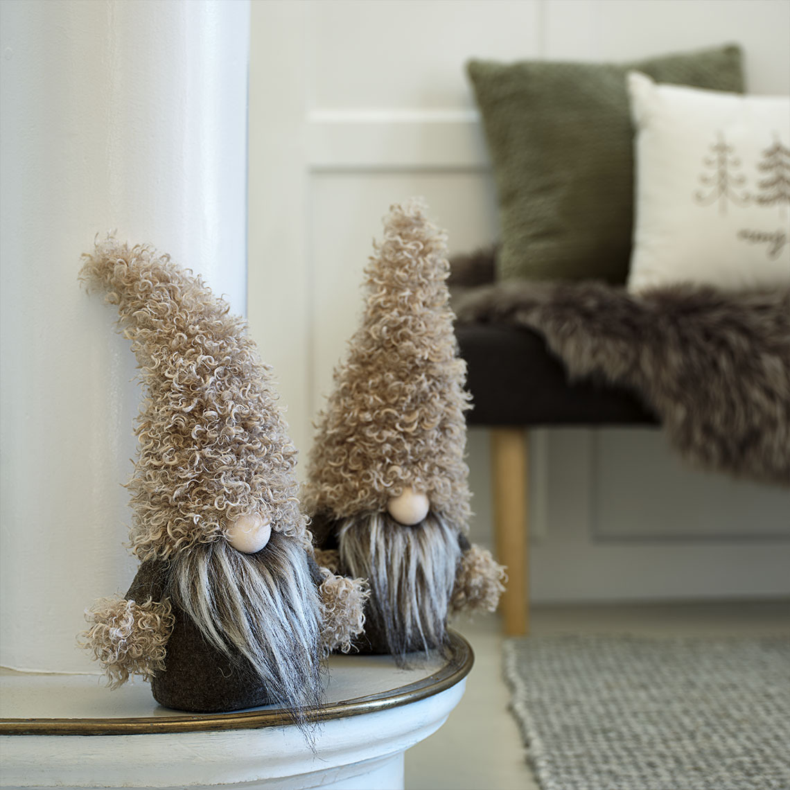 Škrata LARVIKIT in MUMIN Manjša božična škrata v nežnih rjavih, sivih in zelenih odtenkih na omarici