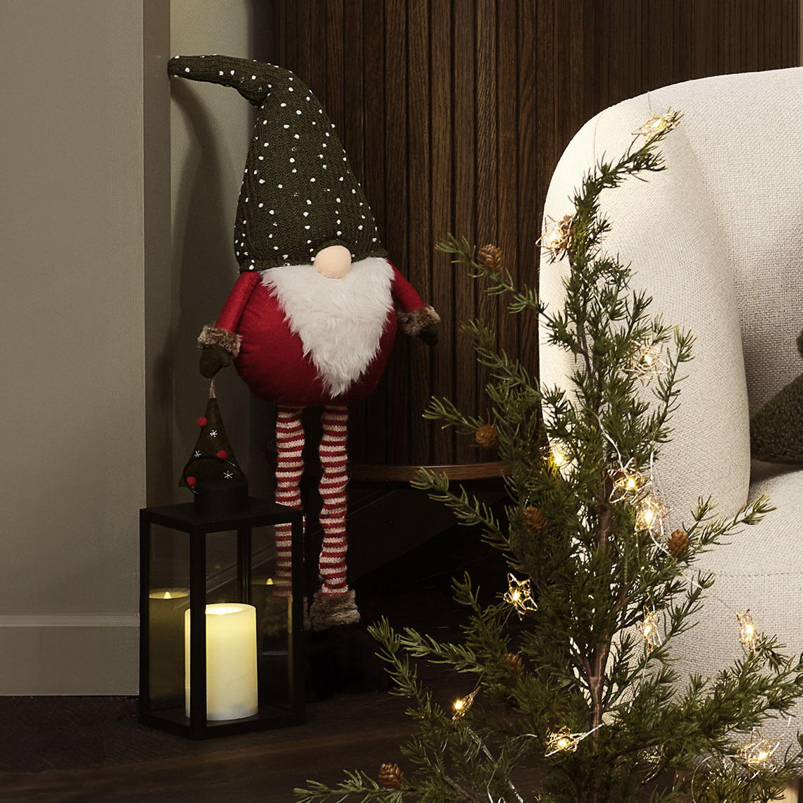 Božični škrat KULDE s prilagodljivimi nogami Božični škrat z nogami, ki jim lahko prilagodite dolžino