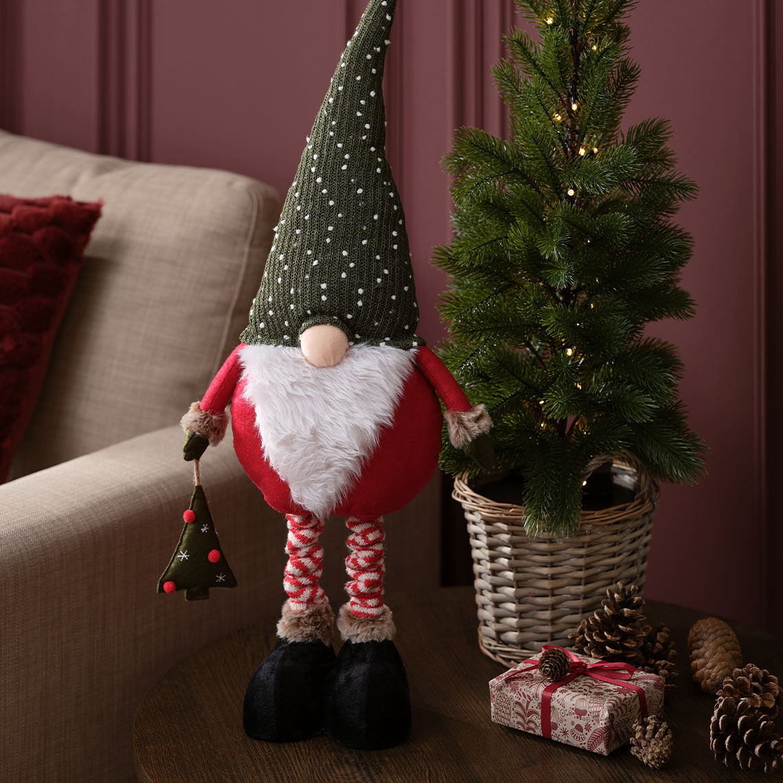 Skandinavski škrat KULDE ima veliko belo brado Skandinavski božični škrat z belo brado, koničastim klobukom in okroglim noskom ob darilih