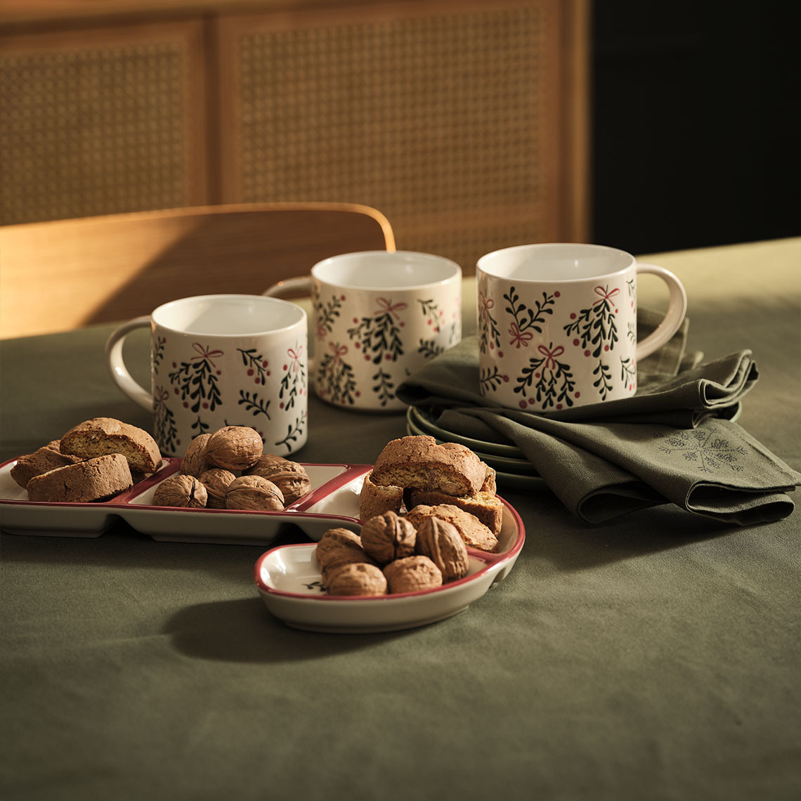 Božične skodelice LIN, skleda LIN in pogrinjek STJERNESTEN Božične skodelice, sklede in božični pogrinjski na mizi