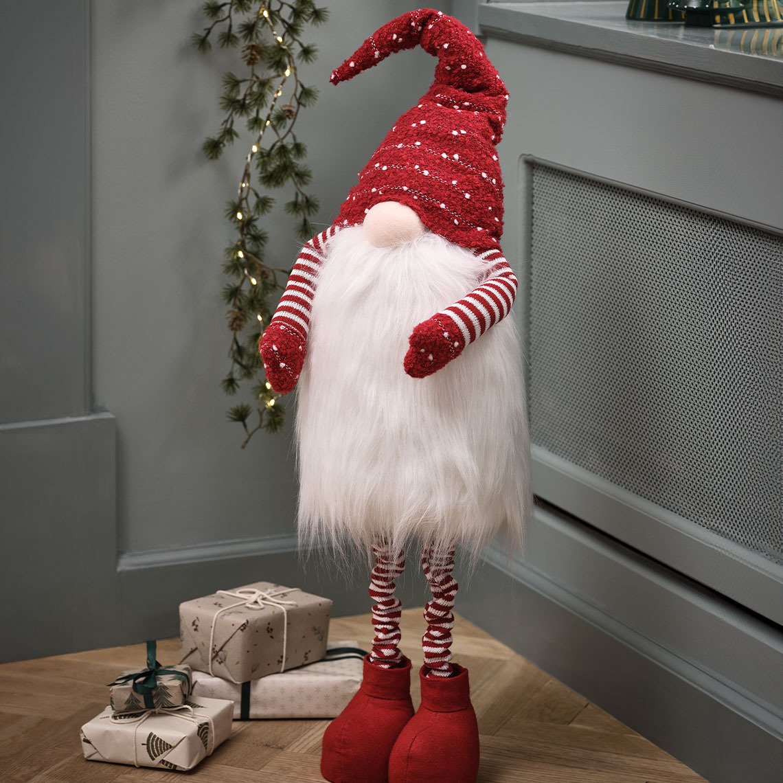 Škrat NAT in lanterna RHODOLIT Božični škrat z veliko belo brado in lanterna