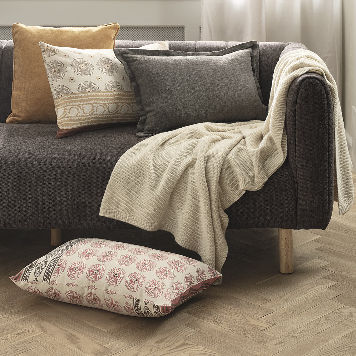 Okrasne blazine in odeja na kavču