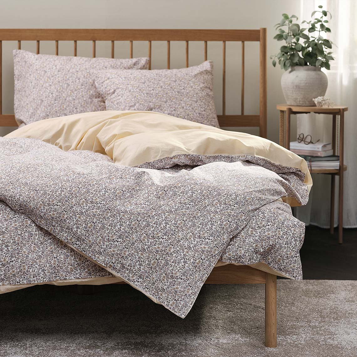 Posteljnina s cvetličnim vzorcem v nežni vijolični in rumeni barvi