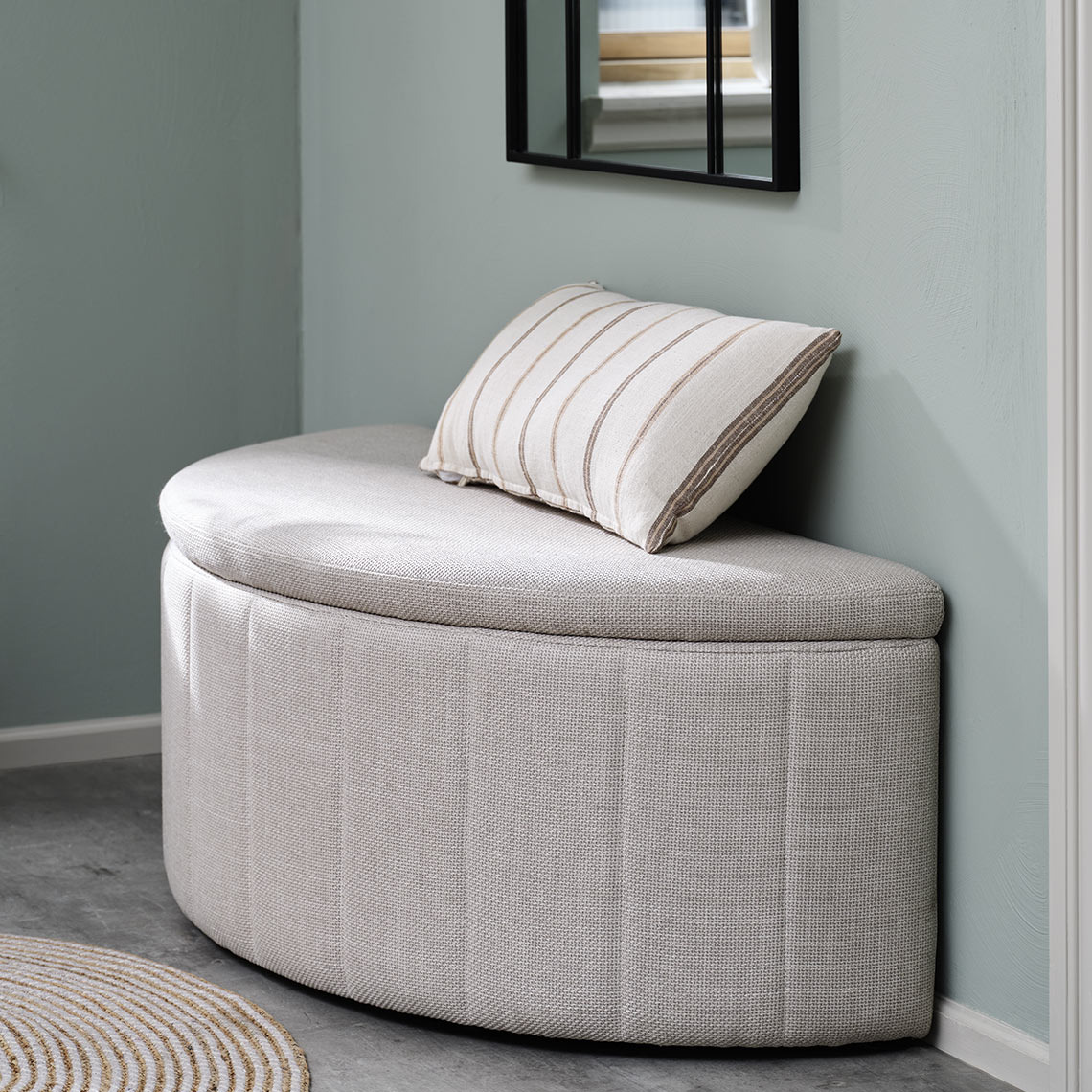 Klop za predsobo v svetli barvi