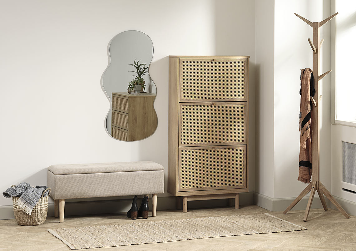 Predsoba z ogledalom in klopjo